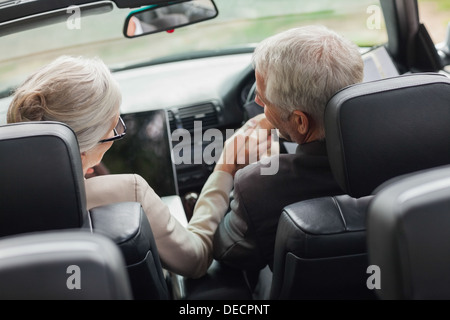 La gente di affari si stringono la mano in elegante cabrio Foto Stock