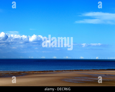 Le turbine eoliche off shore, costa del Mare del Nord, wind farm farm verde della turbina di potenza energetica, off Skegness, vista da Hunstanton Foto Stock