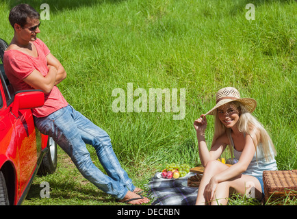 Felice coppia avente picnic insieme Foto Stock