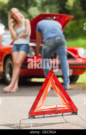 Vicino sul triangolo segno di avvertimento Foto Stock