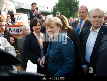 Duderstadt, Germania. Xvi Sep, 2013. Il cancelliere tedesco Angela Merkel (CDU) arriva in corrispondenza di una campagna elettorale rally della CDU a Duderstadt, Germania, 16 settembre 2013. Foto: SWEN PFOERTNER/dpa/Alamy Live News Foto Stock