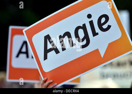 Duderstadt, Germania. Xvi Sep, 2013. I visitatori di una campagna elettorale rally della CDU tenere cartelli con la scritta 'Angie' in Duderstadt, Germania, 16 settembre 2013. Foto: SWEN PFOERTNER/dpa/Alamy Live News Foto Stock