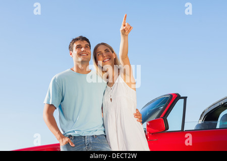 Donna sorridente mostrando qualcosa per il suo bel ragazzo Foto Stock