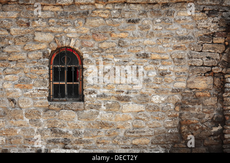 Vecchio muro di pietra di Gerusalemme e la finestra con la finestra di reticolo Foto Stock