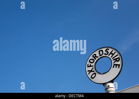 Un vecchio Oxfordshire ghisa cartello stradale contro un cielo blu. Foto Stock