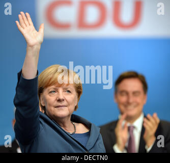 Duderstadt, Germania. Xvi Sep, 2013. Il cancelliere tedesco Angela Merkel (CDU) onde addio a una campagna elettorale rally della CDU a Duderstadt, Germania, 16 settembre 2013. Foto: SWEN PFOERTNER/dpa/Alamy Live News Foto Stock