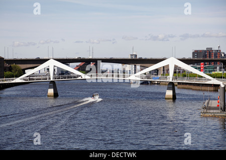 Vista Ovest lungo il fiume Clyde al Tradeston ponte pedonale e autostrada M8 sul Kingston Bridge, Glasgow, Scotland, Regno Unito Foto Stock