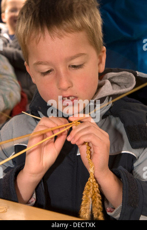 6 anno vecchio ragazzo la realizzazione di un carrello di mais in un patrimonio del giorno dell'evento, Farnham, Surrey, Regno Unito. Foto Stock