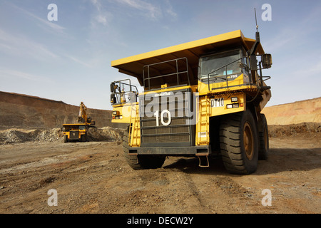 Miniera d'oro il funzionamento in apertura della superficie in ghisa pit con grande retata carrello lasciando gli escavatori e lavorando dietro, Mauritania, Africa nordoccidentale Foto Stock