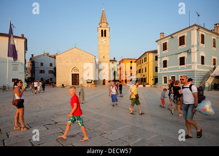 Fasana, Croazia, la passeggiata sulla spiaggia la sera Foto Stock