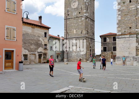 Buje, Croazia, bambini che giocano nella piazza principale per il calcio Foto Stock