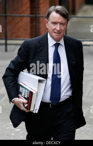 Peter Mandelson partito laburista britannico politico è visto come egli arriva alla High Court di Londra, Gran Bretagna, 21 maggio 2012. Foto Stock