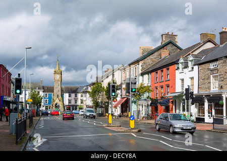 Visualizza in basso Heol Maengwyn nel centro della città con la torre dell orologio nella distanza, Machynlleth, Powys, Wales, Regno Unito Foto Stock