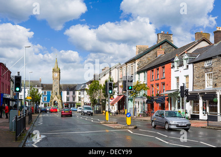 Visualizza in basso Heol Maengwyn nel centro della città con la torre dell orologio nella distanza, Machynlleth, Powys, Wales, Regno Unito Foto Stock