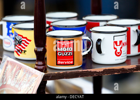 Tazze smaltato su un mercato delle pulci a Berlino Foto Stock