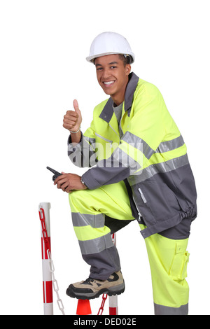 Roadworker fluorescente in giacca e pantaloni Foto Stock