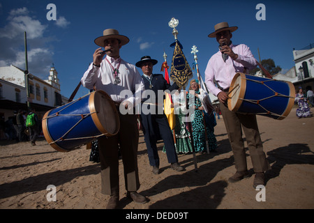 I percussionisti da Alicante fratellanza giocare flauti durante il pellegrinaggio al santuario della Vergine del Rocio, Spagna Foto Stock