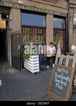 The Wee Pub - il più piccolo pub della Scozia, 94-96 Grassmarket, Edimburgo, Scozia, Regno Unito, EH1 2JR , a Biddy Mulligans Foto Stock