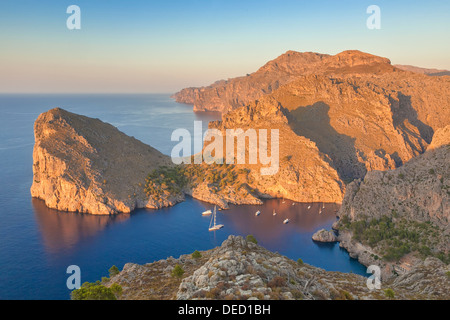 La luminosità del tramonto su Maiorca la costa nord-occidentale. Torrent de Pareis cove e canyon. Morro de sa Vaca rock. Isole Baleari, Spagna Foto Stock