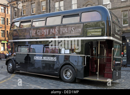 The Black London Necrobus, tour in autobus fantasma infestato, nel centro storico di Edimburgo, Scozia, Regno Unito, EH1 Foto Stock