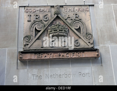 Pietre di cresta che indica la posizione della porta Netherbow Canongate Royalmile Edinburgh Scotland Regno Unito Foto Stock