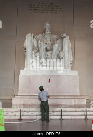 Manutenzione lavaggio uomo statua presso il Lincoln Memorial - Washington, DC, Stati Uniti d'America Foto Stock