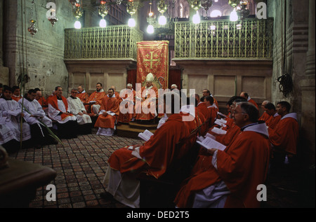 La Chiesa latina chierici cattolica prendendo parte a un cattolico romano la massa alta cerimonia con il Patriarca Fouad Twal Patriarca Latino di Gerusalemme al Santo Sepolcro chiesa nel quartiere cristiano della città vecchia di Gerusalemme Est Israele Foto Stock