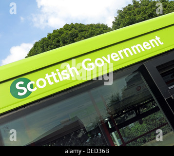 Bus fuori il Parlamento Scozzese / Governo di Edimburgo che dovrebbe essere a casa di una Scozia indipendente Foto Stock