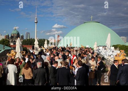 Berlino, Germania, persone sulla terrazza sul tetto dell'Hotel de Rome Foto Stock