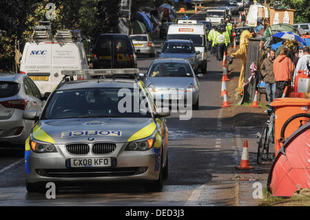 Balcombe, West Sussex, Regno Unito.xvi Sep, 2013. La polizia aprire la strada di nuovo dopo un altro camion è stato scortato al sito Cuadrilla. La polizia superano numericamente i manifestanti e interruzione del traffico è minimo come manifestanti sono non ritardare la procedura. .Ambientalisti gioito dopo oggi il tentativo fallito di West Sussex County in alta Corte, a causa caso viziata, di sfrattare dal lato strada camp. Credito: David Burr/Alamy Live News Foto Stock