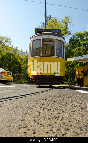 Avvicinando il vecchio tram elettrico per le strade di Lisbona Portogallo Foto Stock