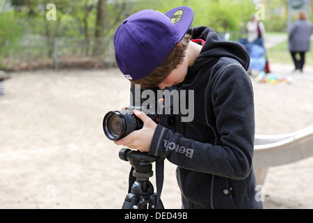 Berlino, Germania, ragazzo fotografato con una Hasselblad fotocamera medio formato Foto Stock