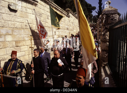 I cristiani tengono le fronde delle palme mentre partecipano alla secolare processione della domenica delle Palme, che si fa strada dal Monte degli Ulivi alla città Vecchia, il 29 marzo 2015 a Gerusalemme, Israele. La domenica delle Palme commemora l'ingresso di Gesù Cristo a Gerusalemme, che è stata onorata con rami di palma, e segna l'inizio della settimana Santa pre-Pasqua. Foto Stock