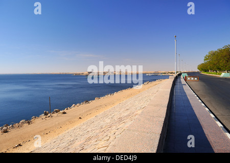 Vista su Alta Diga con il lago Nasser sulla sinistra - Aswan, Alto Egitto Foto Stock