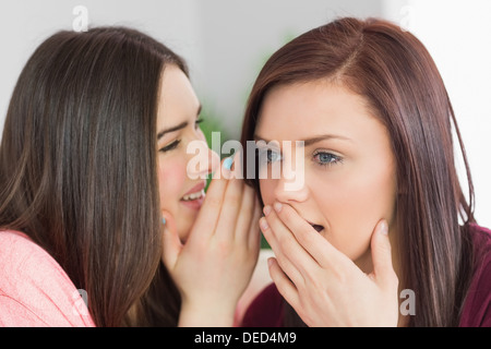 Due ragazze felici i segreti di condivisione Foto Stock