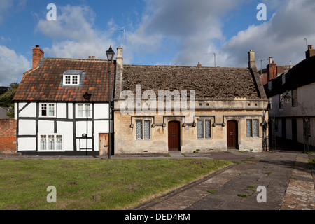 Cottage vicino alla Chiesa di San Giovanni Battista, Devizes, Wiltshire, Inghilterra, Regno Unito Foto Stock