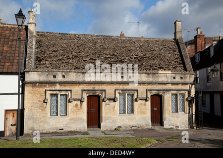 Casa di Gods Acre vicino alla Chiesa di San Giovanni Battista, Devizes, Wiltshire, Inghilterra. REGNO UNITO Foto Stock