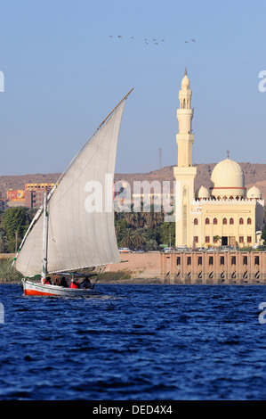 Felucca sotto la vela sul Fiume Nilo ad Aswan, Alto Egitto Foto Stock