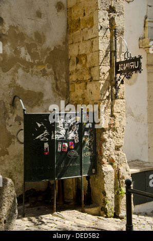 Strada pubblica orinatoio in strada del quartiere di Alfama il più antico quartiere di Lisbona, Portogallo. Foto Stock