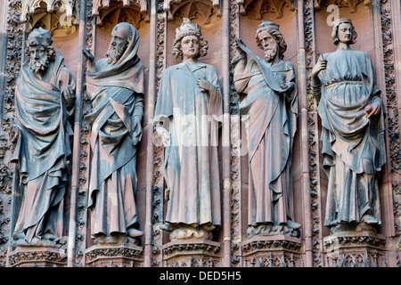 Sculture sul portale ovest della cattedrale di Strasburgo, Francia Foto Stock