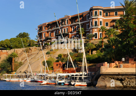 Felluccas sul Fiume Nilo accanto al Old Cataract Hotel - Aswan, Alto Egitto Foto Stock