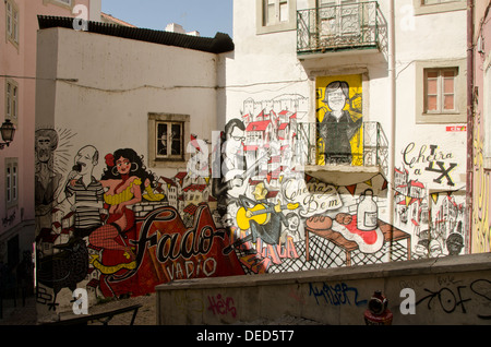 Il fado vadio Graffiti nel quartiere di Alfama di Lisbona Portogallo Foto Stock