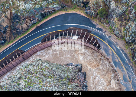 Vista aerea dell'Autostrada 34 lungo la grande Thompson River nel nord Colorado lavato in seguito a gravi inondazioni Settembre 14, 2013 in Longmont, Colorado. Foto Stock