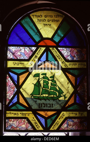Una finestra di vetro colorato che rappresenta la tribe biblica di Zabulon adorna la sinagoga nella tomba di Rabbi Meir Baal Hanes che visse intorno al 217 d.C. ed è considerata un importante luogo di pellegrinaggio ebraico in Israele situato nella periferia meridionale della città di Tiberiade, Sulla sponda occidentale del Mare di Galilea, Israele settentrionale Foto Stock