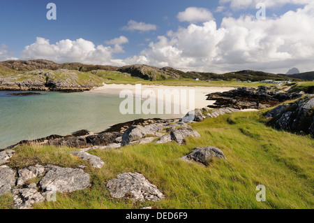 Vista: Achmelvich Bay e: Achmelvich Beach, Assynt, Sutherland, a nord-ovest della Scozia Foto Stock