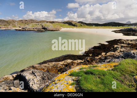 Acque turchesi e la spiaggia di sabbia bianca di: Achmelvich Beach e bay, Assynt, Sutherland, a nord-ovest della Scozia Foto Stock