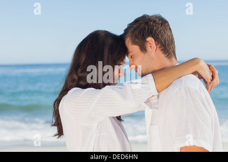 Giovane che abbraccia ogni altro sulla spiaggia Foto Stock