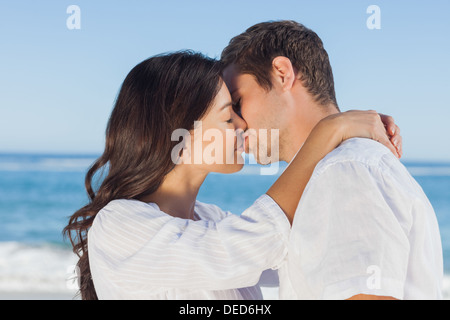 Giovane abbracciando e baciando ogni altro sulla spiaggia Foto Stock