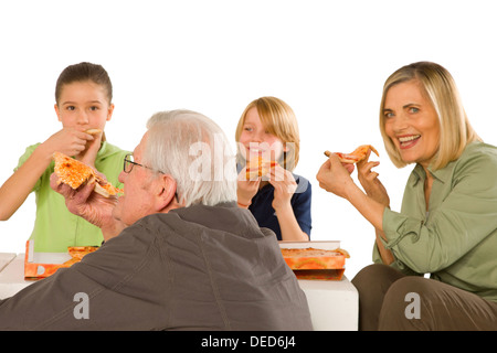 Famiglia mangiare la pizza Foto Stock