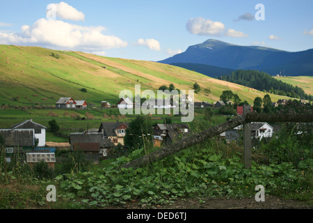 Villaggio dei Carpazi paesaggio, Ucraina Foto Stock
